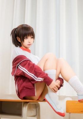 隔着衣服轻揉她的胸_4K高清在线